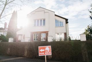 Panneau A vendre devant une maison, pendant la période de portage d'un prêt relais