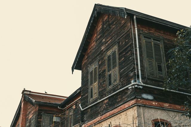 Immeuble ancien mal isolé Façade d'un immeuble ancien aux fenêtres en bois, typique des logements mal isolés