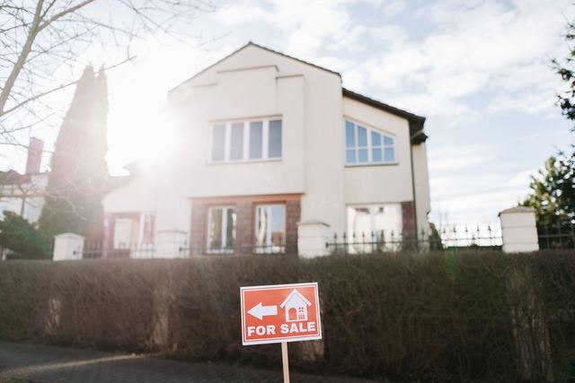 Vendre son logement pendant un prêt relais Panneau A vendre devant une maison, pendant la période de portage d'un prêt relais